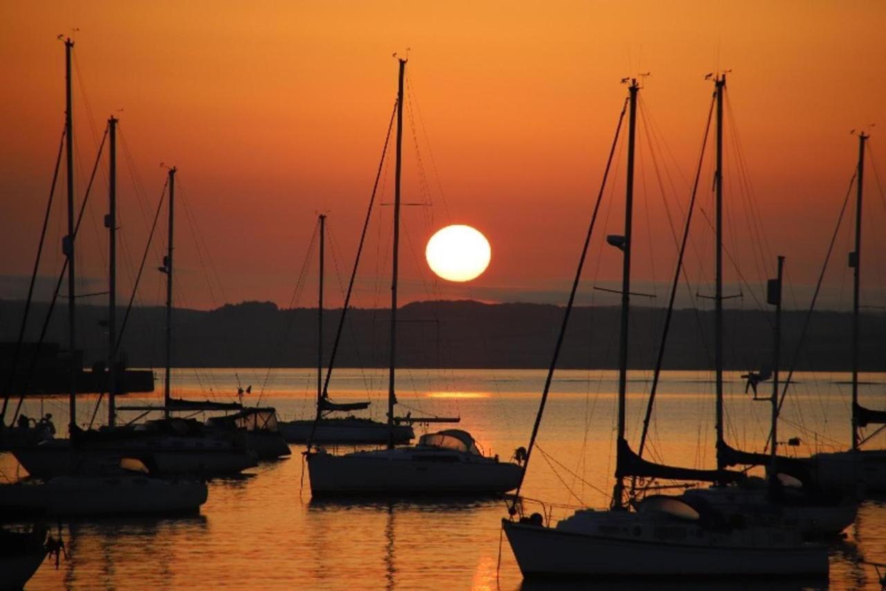 Ynys Lawd, Holyhead Marina Lägenhet Exteriör bild